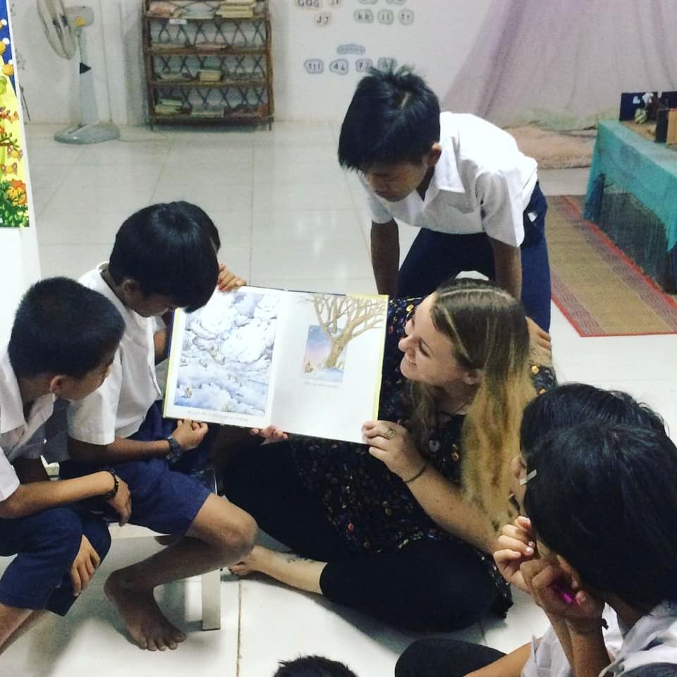 Picture of Hannah reading with grade 6 students